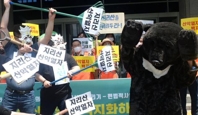 지리산산악열차반대대책위원회를 비롯한 환경·시민단체 관계자들이 20일 전북 전주시 전북도청 현관 앞에서 지리산 산악열차 백지화 촉구 기자회견을 열고 퍼포먼스를 하고 있다. 뉴시스