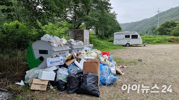 캠핑족이 머물다간 자리에 쓰레기가 산더미처럼 쌓여있다. [사진=정종윤 기자]