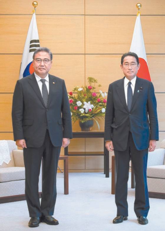 박진 외교부 장관이 19일 일본 총리 관저에서 기시다 후미오 총리를 예방 했다. [연합뉴스]