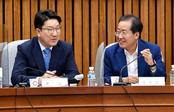 권성동 국민의힘 당대표 직무대행 겸 원내대표(왼쪽)가 20일 서울 여의도 국회에서 열린 국민의힘-대구·경북 예산정책협의회에서 홍준표 대구시장과 대화하고 있다. 뉴스1