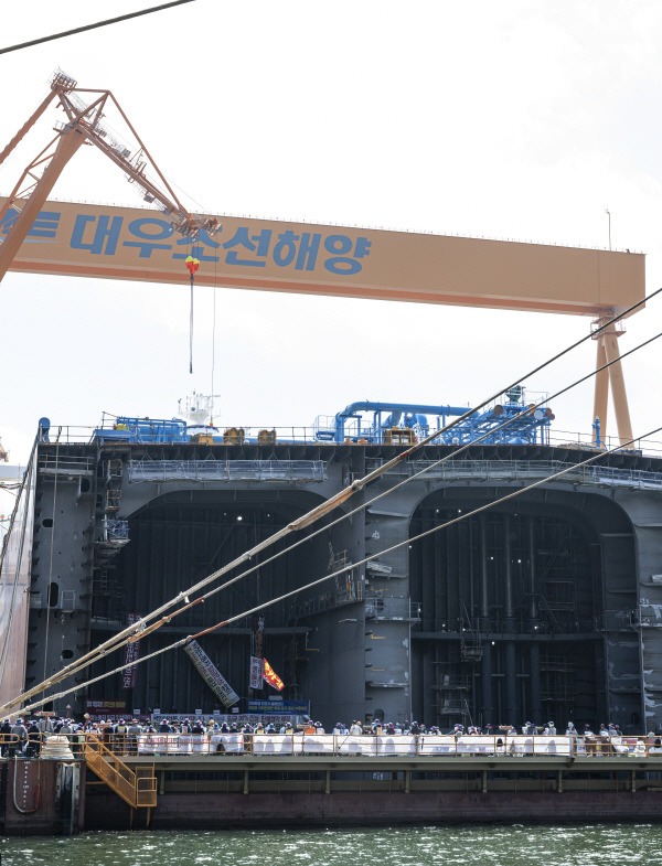 19일 금속노조 거제통영고성 조선하청지회가 경남 거제시 대우조선해양 1도크를 점거 농성을 하고 있다. 국제신문DB