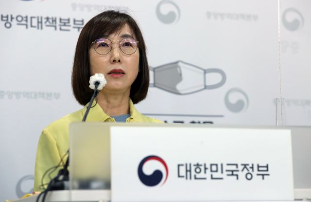 백경란 질병관리청장이 13일 충북 오송 질병관리청 브리핑실에서 코로나19 재유행에 대비한 대응 방안을 발표하고 있다. 연합뉴스