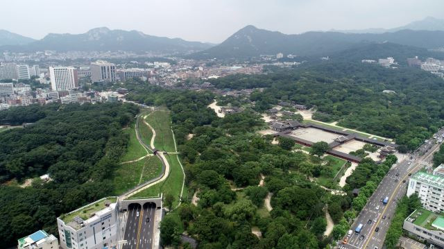 일제가 끊었던 창경궁과 종묘를 녹지로 연결하고 율곡로를 지하화 해 시민들에게 개방한다. 20일 서울 종로구 창경궁~종묘 연결 복원 사업을 마친 뒤 출입기자들에게 프레스투어를 하며 공사 전반에 대해 설명하는 시간을 가졌다.  권현구 기자