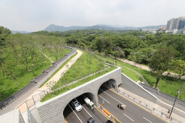 일제가 끊었던 창경궁과 종묘를 녹지로 연결하고 율곡로를 지하화 해 시민들에게 개방한다. 20일 서울 종로구 창경궁~종묘 연결 복원 사업을 마친 뒤 출입기자들에게 프레스투어를 하며 공사 전반에 대해 설명하는 시간을 가졌다. 권현구 기자