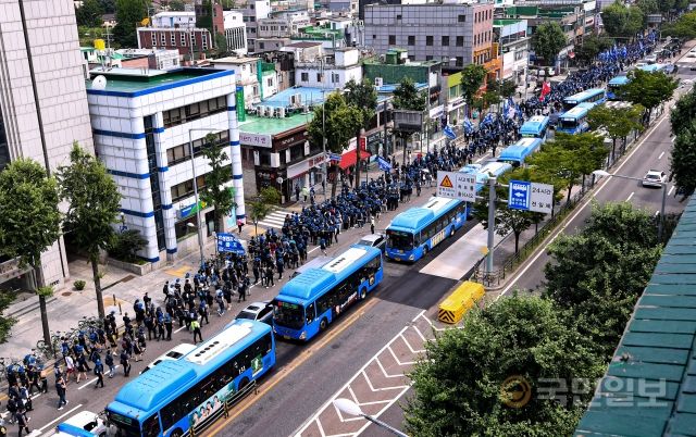 20일 서울 용산구 한강대로에서 금속노조가 행진 중인 가운데 버스전용차선의 시내 버스들이 멈춰있다.