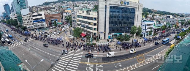 20일 서울 용산구 한강대로에서 금속노조의 행진이 2km가량 이어지고 있다.