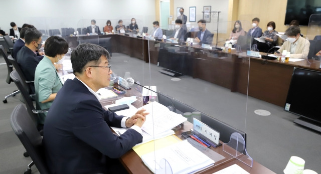 이기일 보건복지부 2차관(왼쪽 5번째)이 20일 서울 서초구 국제전자센터에서 열린 건강보험정책심의위원회에서 발언하고 있다. 보건복지부 제공