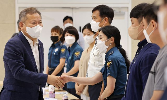 이상민 행정안전부 장관이 지난 5일 세종남부경찰서를 방문해 일선 경찰관들과 인사를 나누고 있다. 연합뉴스