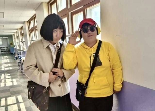 ENA 드라마 ‘이상한 변호사 우영우’ 속 박은빈과 펭수를 좋아하는 친구를 패러디한 학생. [의정부고등학교 학생자치회 페이스북]