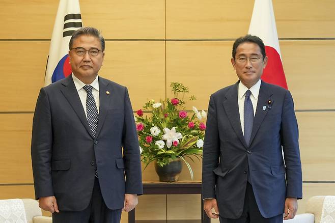 [서울=뉴시스] 정병혁 기자 = 박진 외교부 장관이 지난 19일 오후 일본 총리 관저에서 기시다 후미오 총리를 예방한 뒤 기념촬영을 하고 있다.(사진=외교부 제공) 2022.07.20. photo@newsis.com *재판매 및 DB 금지