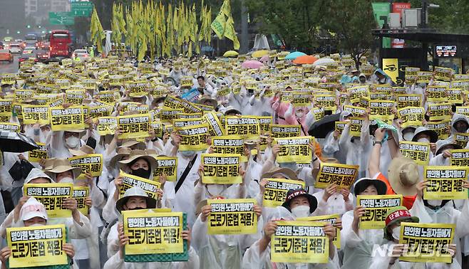 [서울=뉴시스] 김금보 기자 = 보건의료노조 노조원들이 23일 오후 서울 종로구 동화면세점 앞에서 보건의료노조 총력투쟁 결의대회를 하고 있다. 2022.06.23. kgb@newsis.com