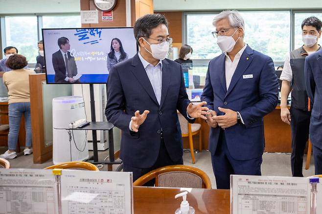 19일 오전 김동연 경기도지사가 경기신용보증재단 수원지점을 찾아 경기신용보증재단 보증지원 관련 현장을 살펴보고 있다. (사진=경기도 제공) *재판매 및 DB 금지