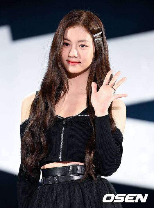 [OSEN=김성락 기자] 2일 오후 서울 중구 장충체육관에서 그룹 르세라핌(LE SSERAFIM)의 데뷔 앨범 ‘FEARLESS’ 쇼케이스가 열렸다. 르세라핌 김가람이 취재진을 향해 포즈를 취하고 있다. 2022.05.02 /ksl0919@osen.co.kr