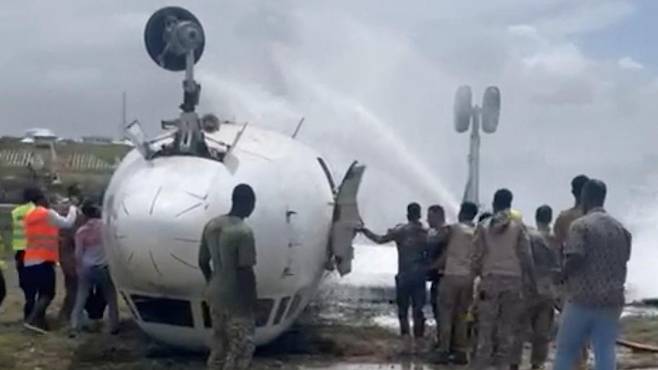 현지시간으로 18일 소말리아 수도 모가디슈 국제공항에서 국내선 여객기가 불시착해 동체가 뒤집히는 사고가 발생했지만, 탑승자 36명 전원이 기적적으로 생존했다