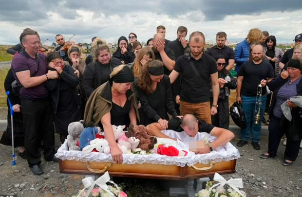 우크라이나 현지시간으로 17일, 러시아군의 빈니치 공습으로 사망한 4세 소녀의 장례식이 열렸다 AP연합뉴스