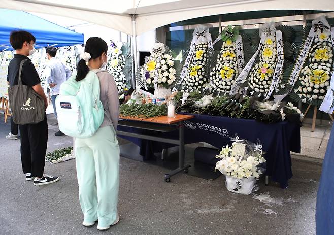 18일 인천시 미추홀구 인하대학교 캠퍼스 안에 '인하대생 성폭행 추락사' 피해자를 위한 추모 공간이 마련돼 있다. Ⓒ연합뉴스