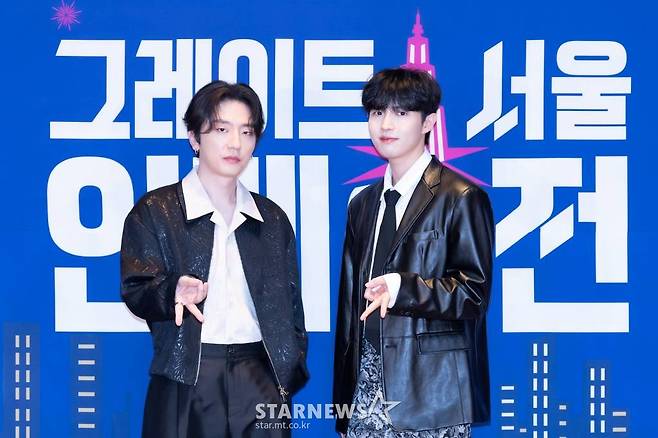 가수 윤성현, 김재환이 20일 오전 온라인 생중계로 진행된 엠넷 예능 '그레이트 서울 인베이전' 제작발표회에 참석해 포즈를 취하고 있다.  글로벌 밴드가 되기 위해 THE G TOWER(더 지 타워)에 모인 밴드들의 혹독한 생존게임을 그린 프로그램 '그레이트 서울 인베이전'은 오늘(20일) 첫 방송된다. /사진제공=엠넷 2022.07.20 /사진=이동훈 기자 photoguy@