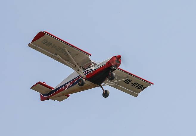 하늘을 나는 경비행기 [사진/진성철 기자]