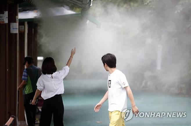 광주 북구, 근린공원에 쿨링포그 운영 (광주=연합뉴스) 19일 오후 광주 북구 양산 호수공원 파고라에 설치된 쿨링 포그 사이를 걸으며 시민들이 더위를 식히고 있다. 광주 북구는 우산·문화·일곡 근린공원과 효령노인복지타운 등 4곳에 쿨링포그를 8월까지 운영할 계획이다. 2022.8.19 [광주 북구청 제공. 재판매 및 DB 금지] pch80@yna.co.kr