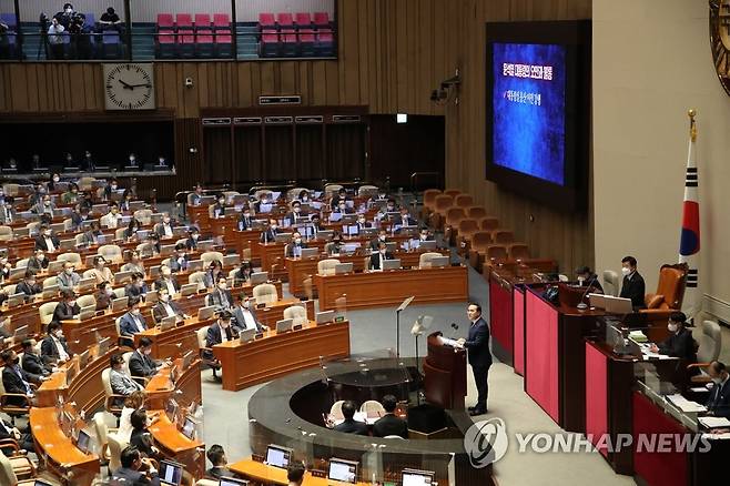 교섭단체 대표연설하는 박홍근 원내대표 (서울=연합뉴스) 백승렬 기자 = 더불어민주당 박홍근 원내대표가 20일 서울 여의도 국회에서 열린 본회의에서 교섭단체 대표연설을 하고 있다. 2022.7.20 [국회사진기자단] srbaek@yna.co.kr