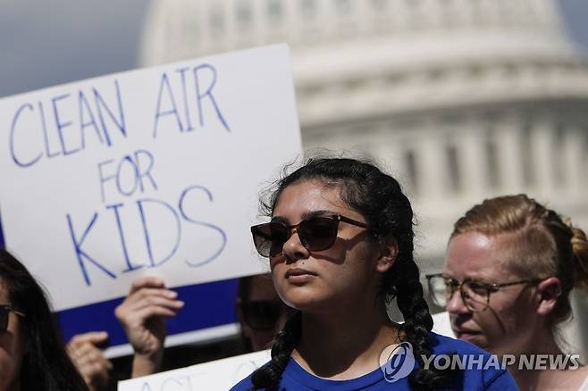 미국에서 벌어진 환경단체들의 시위 위 사진은 기사 내용과 무관합니다. [AFP 연합뉴스 자료사진. 재판매 및 DB 금지]