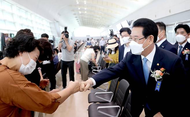 무안공항 방문한 김영록(오른쪽) 전남지사 [전남도 제공]