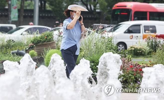 부채로 가려보는 땡볕 [연합뉴스 자료사진]