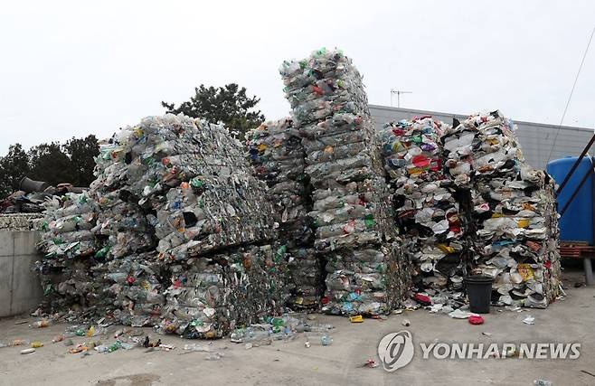 쌓여있는 제주 압축 쓰레기 뭉치 [연합뉴스 자료사진]