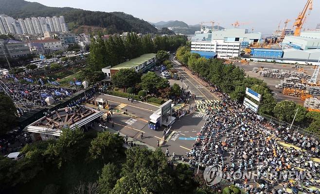 마주 보고 찬반 집회 (거제=연합뉴스) 김동민 기자 = 20일 오후 경남 거제시 옥포동 대우조선해양 옥포조선소에서 하청 노조 파업을 지지하는 금속노조와 파업 중단을 촉구하는 원청 노조(오른쪽)가 서문(西門)을 마주하며 집회를 벌이고 있다. 2022.7.20 [공동취재] image@yna.co.kr