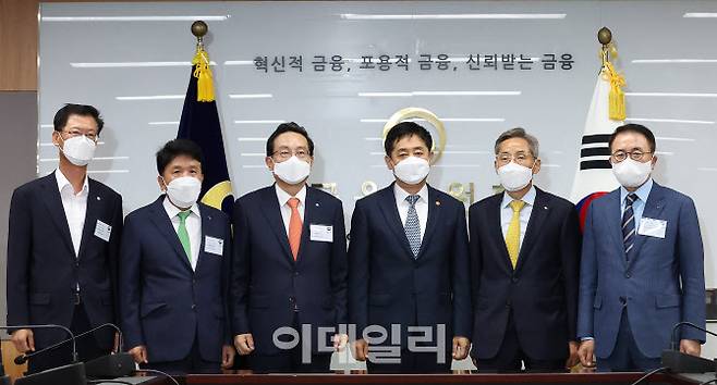 (왼쪽부터) 배부열 농협금융지주 부사장, 함영주 하나금융지주 회장, 손태승 우리금융지주 회장, 김주현 금융위원장, 윤종규 KB금융지주 회장, 조용병 신한금융지주 회장