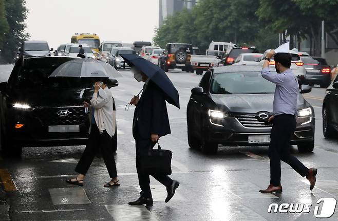 대기불안정으로 비가 오락가락 내리는 9일 오후 서울 서초구 서울중앙지법 인근 횡단보도에서 시민들이 발걸음을 재촉하고 있다. 2022.6.9/뉴스1 © News1 박세연 기자