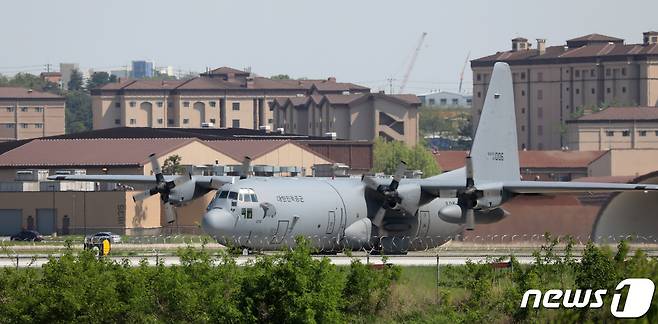 경기도 평택 소재 주한미군 오산공군기지에서 C-130 수송기가 이륙을 준비하고 있다. 2022.5.9/뉴스1 © News1 김영운 기자