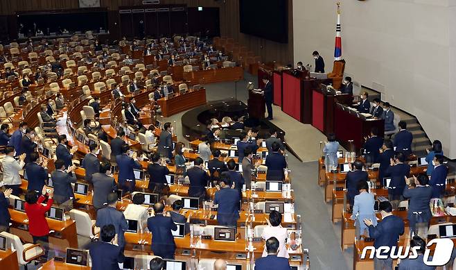 권성동 국민의힘 당대표 직무대행 겸 원내대표가 21일 서울 여의도 국회에서 열린 제398회 국회(임시회) 제3차 본회의에서 국정에 관한 교섭단체대표 연설을 마치자 여당 의원들이 기립박수를 보내고 있다. (공동취재) 2022.7.21/뉴스1 © News1 유승관 기자