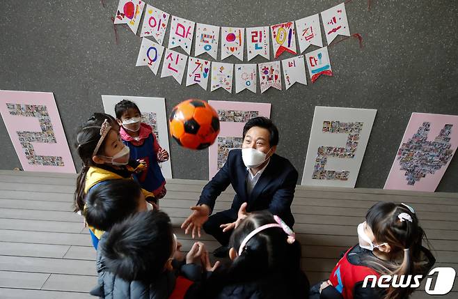 오세훈 서울시장이 3월22일 서울 강서구 마곡단지 내 서울형 모아어린이집에서 현장 간담회에 앞서 아이들과 공놀이를 하고 있다. 2022.3.22/뉴스1 © News1 이승배 기자