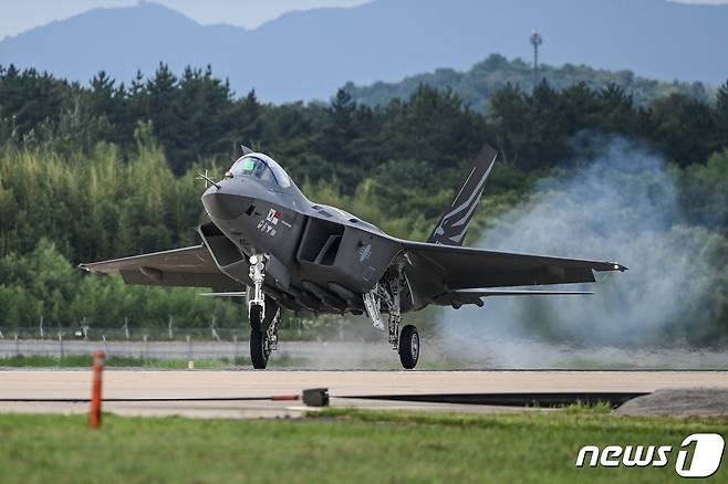 한국형 초음속 전투기 KF-21 '보라매'가 지난 19일 경남 사천 소재 공군 제3훈련비행단 활주로에서 첫 이륙을 하고 있다.  (방위사업청 제공) 2022.7.19/뉴스1 © News1 장수영 기자