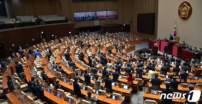 권성동 국민의힘 대표 직무대행 겸 원내대표가 21일 오전 서울 여의도 국회에서 열린 제398회 국회(임시회) 제3차 본회의에서 국정에 관한 교섭단체대표연설을 마친 후 단상에서 내려가고 있다. (공동취재) 2022.7.21/뉴스1 © News1 이재명 기자