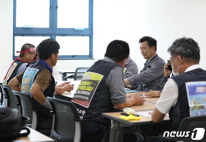 21일 오전 경남 거제시 대우조선해양에서 대우조선해양 협력업체와 거제·통영·고성조선하청지회가 협상을 재개하고 있다. 노사 협상은 전날 마라톤 협상으로 극적 타결 기대감이 높았지만 손해배상 소송 취하 문제를 놓고 이견을 좁히지 못했다. 2022.7.21/뉴스1 © News1 신웅수 기자