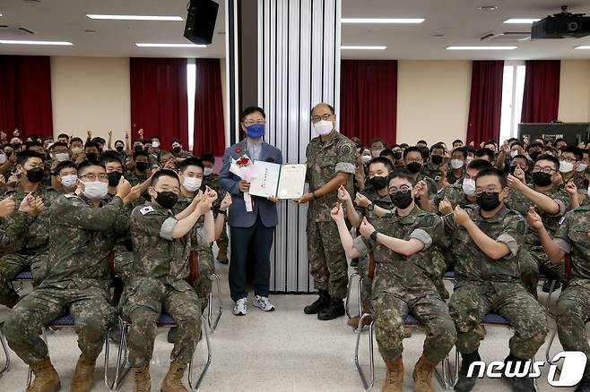 20일 육군 8군단 공보정훈실장 이성준 대령이 30번째 마지막 순회강연을 끝낸 (사)한국늘사랑회 김상기 이사장에게 군단장을 대신해 감사장과 꽃다발을 전달하고 있다.(육군8군단 제공) 2022.7.21/뉴스1