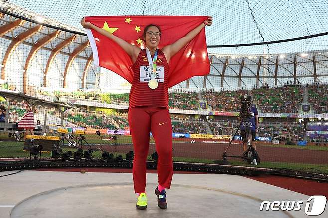 세계선수권 원반 던지기 금메달을 따낸 중국의 펑빈 © AFP=뉴스1