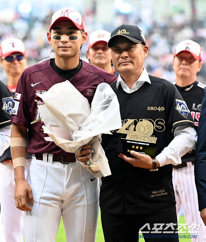 KBO 40주년 기념 레전드에 선정된 이종범이 아들 이정후에게 꽃다발을 받고 함께 포즈를 취했다. 잠실=허상욱 기자wook@sportschosun.com