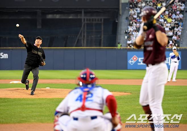 16일 잠실구장에서 열린 올스타전. 선동열 전 KIA 감독이 시구를 하고 있다. 잠실=허상욱 기자wook@sportschosun.com