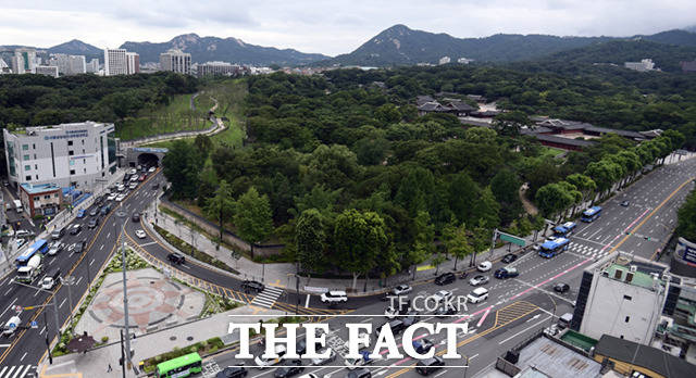 '창경궁-종묘 연결 역사복원사업'은 과거 담장을 사이에 두고 하나의 숲으로 연결됐으나, 일제가 북한산의 주맥을 끊어버리기 위해 도로를 내면서 끊어져버린 창경궁과 종묘를 녹지축(약 8,000㎡)으로 연결하고, 궁궐담장(503m)과 북신문을 복원한 사업이다.