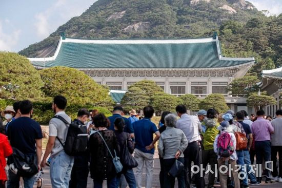 청와대 본관 내부가 공개된 26일 서울 종로구 청와대를 찾은 시민들이 본관을 관람하기 위해 줄을서고 있다./강진형 기자aymsdream@