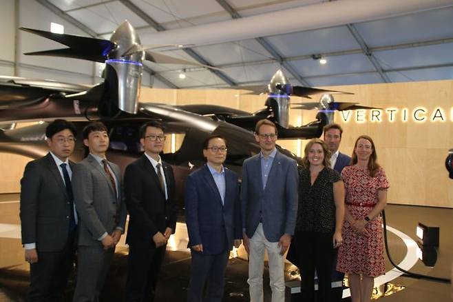 20일(현지시간) 영국 런던에서 열린 판버러 에어쇼에서 한화에어로스페이스 신현우 사장(왼쪽에서 네번째)과 버티컬 에어로스페이스 마이클 세르벤카(Michael Cervenka) 사장(왼쪽에서 다섯번째)을 비롯한 양사 관계자들이 공동협력의향서 체결 직후 버티컬사의 VX4 기체 앞에서 기념 촬영을 하고 있다.ⓒ한화에어로스페이스