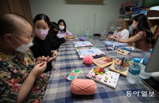 19일 서울 마포구 ‘캔틴스쿨’에서 진행된 코바늘 수업에서 학생들이 강사 지도에 따라 뜨개질을 하고 있다. 건강장애 학생을 위해 2015년 설립된 이 학교에선 매년 30∼50명의 소아암 환자들이 글쓰기와 미술치료 등의 수업을 받는다. 장승윤 기자 tomato99@donga.com