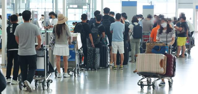 19일 인천국제공항 제2여객터미널 출국장에서 이용객들이 탑승수속을 밟기 위해 대기하고 있는 모습. 연합뉴스