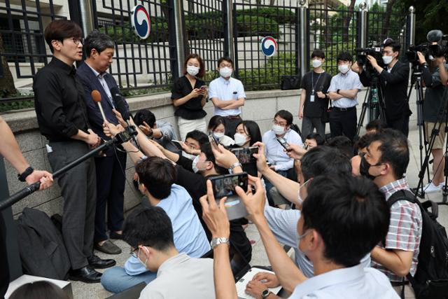 강제동원 소송 피해자 대리인인 임재성 변호사(맨 왼쪽)가 14일 오후 일제 강제징용 피해자 배상 문제의 해법을 모색하는 민관협의회 2차 회의를 마치고 서울 종로구 도렴동 외교부 청사 앞에서 기자회견을 하고 있다. 연합뉴스