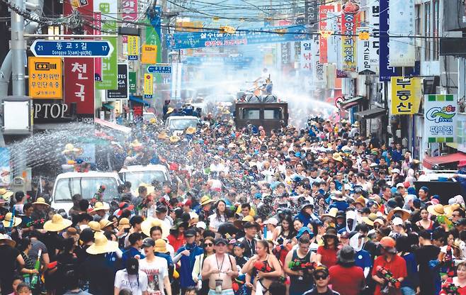 정남진장흥물축제 살수대첩 거리 퍼레이드 장면. 장흥 읍내 큰 도로의 차량 통행을 막고 행진하는 축제 참가자에게 엄청난 물폭탄을 쏟아붇는다. 사진 장흥군청