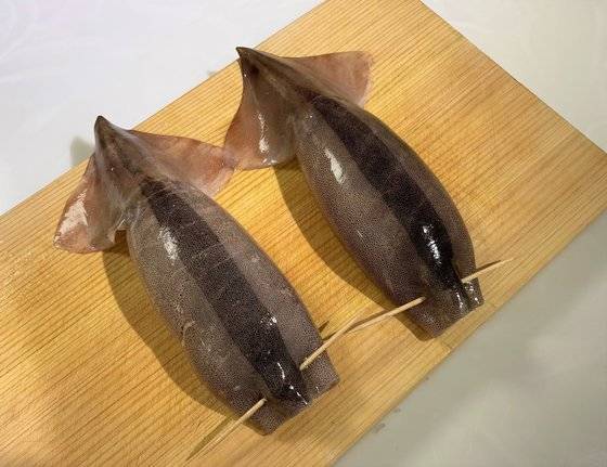 오징어에 소를 80% 정도만 채우는 것이 좋다. 사진 이정웅