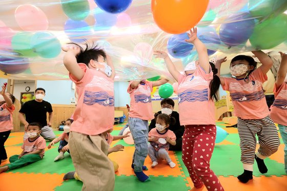 어린이날 100주년을 맞아 광주 북구청 직장어린이집 학부모 참관 수업에서 어린이들이 풍선놀이를 하고 있다. [뉴스1]